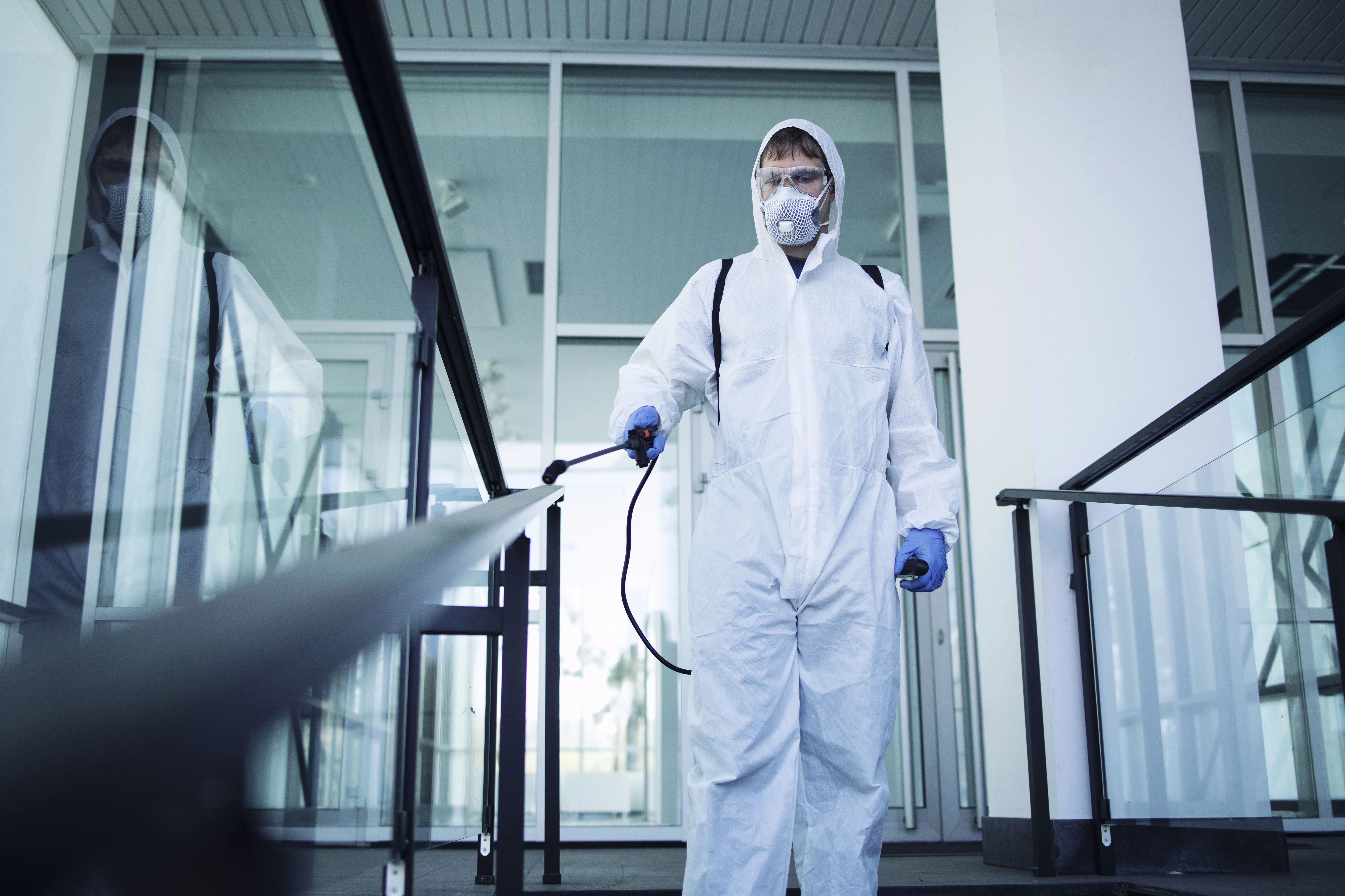 Técnico Fumigainsectos realizando control de plagas en Medellín